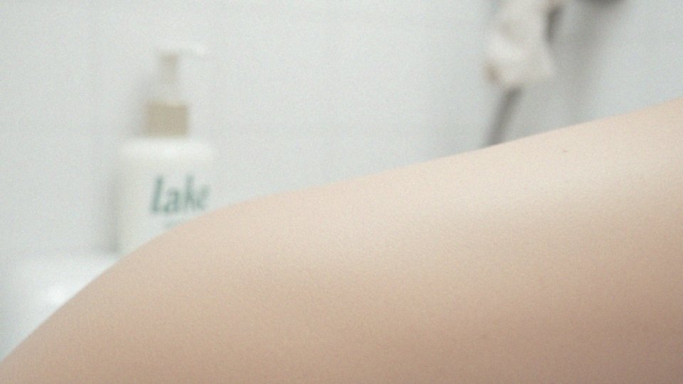 Jak nadmiar sebum wpływa na rozszerzenie porów?