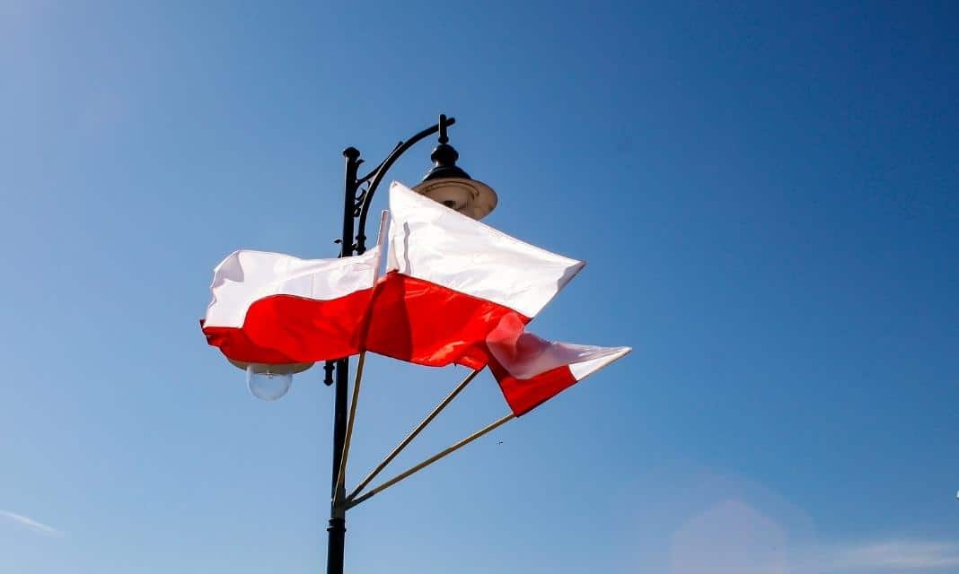 Ponadczasowe obchody Dnia Flagi w sercu Pieszyc