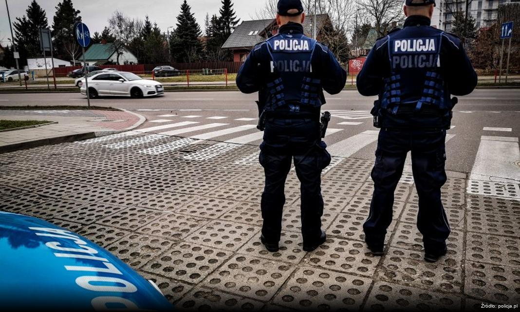 Uczniowie ze Szkoły Podstawowej w Dzierżoniowie zwiedzają Komendę Policji