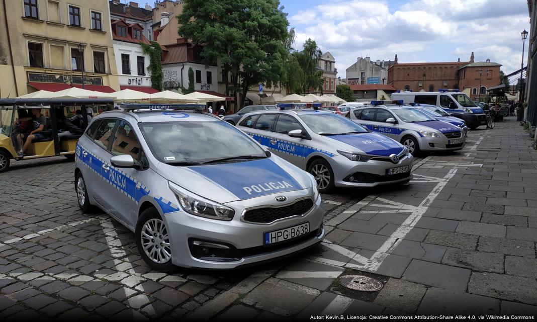 Policjantka edukuje młodzież w Szkole Podstawowej nr 9 w Dzierżoniowie